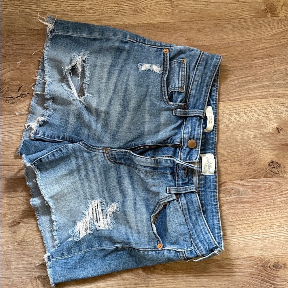Distressed Midi shorts women’s